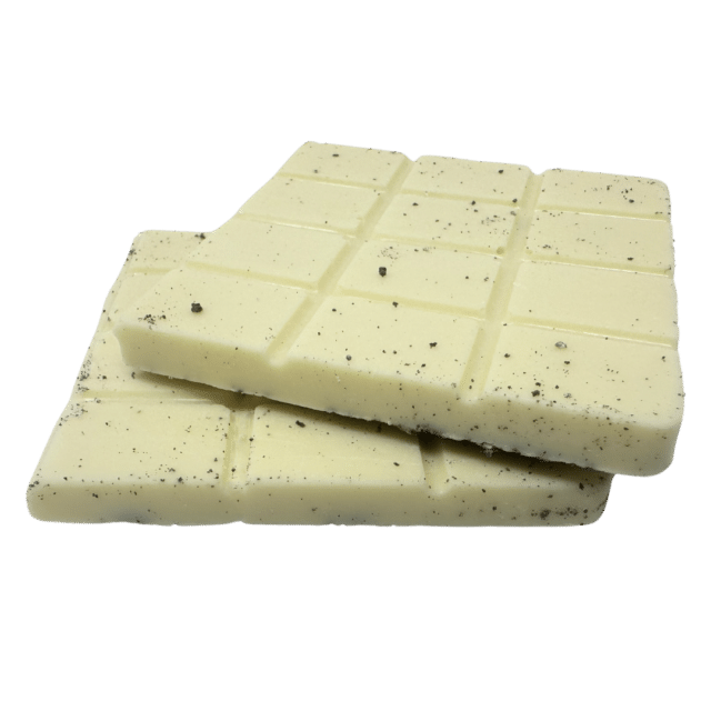 Enjoy creamy white chocolate with crunchy cookie crumbles and sweet vanilla frosting in Craft Cannabis’ Delta-9 THC-infused Cookies and Cream bar.